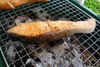 昔から語り伝えられている焼き魚の基本が「遠火の強火」。その絶妙な火加減で「炭」を使うのがよいとされます。その理由は、火持ちがいい上に炎がでない、そして高温になるので、まさに「遠火の強火で」、遠赤外線状態で焼くことができるのです。また食材から滴った脂が炭の上で焼けて、その煙で食材をいぶしながら焼くので、香ばしい風味も加わります。因みに、ガスの成分（メタン、プロパン、ブタン）は、炭素と水素の化合物であり、それらが燃えると水蒸気が出る仕組みとなっています。それに対して炭は純粋な炭素でできているので、燃やしても炭酸ガスが発生するだけで水蒸気は出ないので、カリッと焼き上がるのです。またガス成分そのものは無臭ですが、ガス漏れに気づくように敢て臭いをつけておりますので、食材に臭いとつけて焼くことになります。これも炭火よりガスが劣るといわれる原因です。