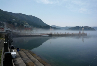 朝霧が残る静穏な芦ノ湖畔はいつ見ても美しい（朝５時撮影）