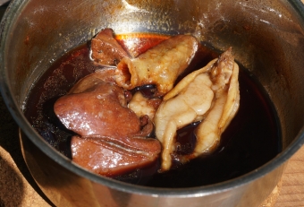 新鮮な肝（肝臓・胃袋・真子や白子など）は美味しい食材に化けます。キレイに洗ったものを湯通ししてから煮付けにします。地魚ならではの美味しい珍味です。