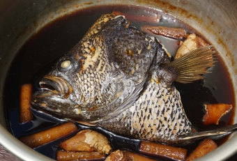 顔は小さな魚ですが、頬、背中、胸にいっぱい身が詰まっておりますので、丸ごと兜煮にすると美味しく頂けます。