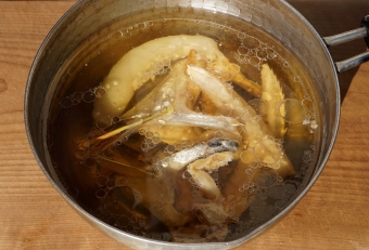 まるでラーメンのスープを思わせるようなコッテリぶりで、ヒラに含まれる油分の多さにビックリです。しかもこの油がとても美味しくて、ヒラ独特の良い香りがします。