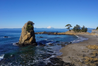 私のお気に入りの場所。海岸に突き出た「立石」をはじめ、美しい海岸の景色で知られています。特に、富士山を背景にした「立石」の景色は、絶景のビューポイントです。江戸時代の風景絵師・歌川広重の「富士三十六景」の一つ「相州三浦秋屋の里」で描かれ有名になっております。