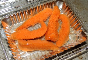 殻を割るとオレンジ色の可食部（生殖巣）があります。ただ食べてみると、ウニの風味が薄く、決して不味くはないけど、特別美味しいわけでもないので、敢て毒触手に触れる危険を冒してまで、獲る必要はないかもしれません。