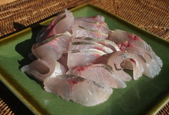 身には弾力があり、モチモチ食感なのが特徴です。メッキ類の中でも美味しいです。