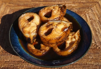 鯉のうま煮をマネて、ウツボに応用してみました。非常に美味、コク旨です。