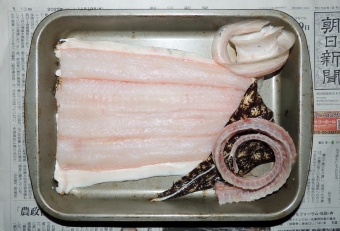 ウツボの下半身（肛門位置～尾の先端まで）は、小骨が多いので、開いて干物にしてしまいしょう～。開き方は、「腹開き」ではなく「背開き」にした方がベターです。背ビレの方が尻ビレよりも発達して硬いからです。