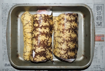 ウツボの中で最もデラックスな部位は「首～肛門」までです。ここは小骨が少なく、皮のゼラチン質が豊富ですので「筒状」の状態をキープします（内臓は横から抜き取ります）。