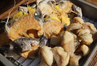 ちょっと手間ですが、三枚に下ろし「身」と「骨」に分けて揚げるとよいでしょう。そうすると骨もバリバリ食べることができます。