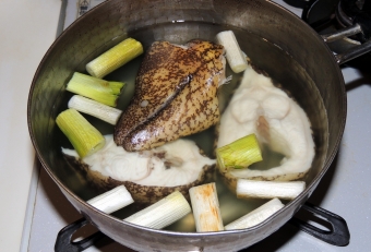 ウツボのアラから濃くて旨い出汁が取れますので、捨てずにキープしておきます（私は軽く焼いたものを用います）。これで極上の出汁が出来上がり、ここから様々なウツボ料理へ展開していきます。