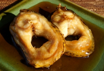 一度じっくり焼いたウツボに甘辛いタレ（ミリン、醤油、水あめ）を絡めるだけでＯＫ。１週間ぐらい保存できます。