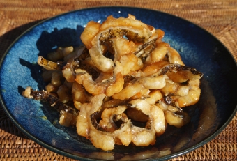 素揚げしたウツボに甘辛いタレを絡めるだけで、全く違う１品ができあがります。