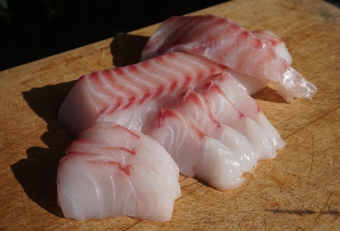 味や食感はタラと同じでアッサリ系。決して脂やコク感を楽しむ魚ではありませんが、身にはシッカリ旨みがあり特にクセや嫌味もなく美味しく食べれます。