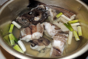 タラのよい出汁が取れます。ただ、熱を通すと身がバラけやすくなりますので、調理中の扱いは慎重に。盛りつけの際はオタマで１つづつ丁寧に掬い上げるとよいでしょう。