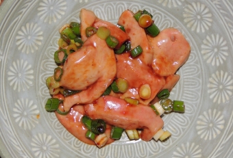 韓国料理でエイは欠かせない食材の1つで、家庭料理〜郷土料理までバラエティーに富む。その中で比較的日本で馴染みのある韓国調味料コチジャン（唐辛子味噌）との相性がよく美味しく食べられた。