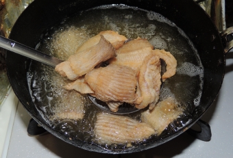 エイ料理では定番の１つ。エイは軟骨魚なので、内臓を除き全てが可食部と思ってよい。適当な大きさにカットして、小麦粉をまぶして揚げるだけで完成。筋繊維の肉感と軟骨のコリコリ感を同時に楽しめる。