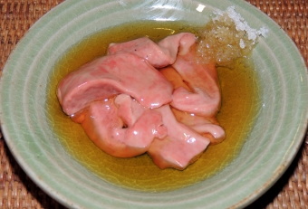肝、ゴマ油、塩の３種の組合わせは、獣だけでなく魚でも抜群に相性がよい。