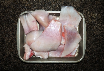 灰色のスベスベ肌を剥ぐと（手でカンタンに剥げる）、美しい身が露わになる。これを基本に様々な料理に展開することができる。もし皮のもちもち食感を味わいたい場合には、皮を剥がずそのまま残しておいてもよい。