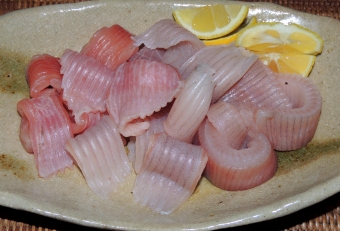 決して脂や旨味を楽しむものではないが、全身エンガワという利点を生かし「筋繊維」と「プリプリ感」を思う存分に楽しめる。