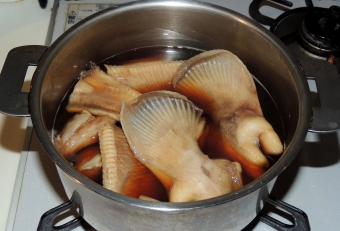 エイ料理では定番の１つ。エイは軟骨魚なので、（内臓を除き）全てが可食部といってよい。適当な大きさにカットして、味付け（ミリン、醤油、砂糖）して煮るだけ、筋繊維の肉感と軟骨のコリコリ感を楽しめる。出来たての熱々を食べてもヨシ、冷蔵庫で一晩寝かせて煮凝りを食べてもヨシ、１つで２度味わえるのが嬉しい。