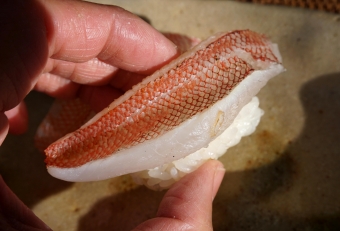 皮を炙ると身がキュッと引き締まり、その食感はエビのようにプリプリしている。もし目隠ししたらエビと間違えるかもしれない。