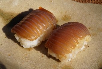 漬けにしたエンガワを握りにした。ヒラメのように脂や旨味を楽しむものではないが、「筋繊維」と「プリプリ感」は思う存分に楽しめる一品。
