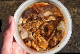 塩漬けしてした内臓を冷蔵庫で１カ月ほど寝かせる。時が来たらフタを開けて匂いチェックを行う。臭みがなく美味しそうなよい香りがすれ成功、ちゃんと発酵が進んでいる証拠。この段階で、チーズの味がして旨いが、塩っ気が強く味にカドが立つので全てを水で洗い流し、キッチンペーパーでシッカリ水気を取る。適度に刻んで、適量の日本酒やミリンを入れてあげる。それを２週間ほど寝かせれば、お酒の風味も相まって味がまろやかになり完成だ。