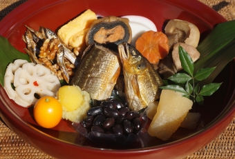 おせち料理は、節供（せちく）という季節の節目となる重要な日に神様へ供える料理のこと。現在は主に正月に年神様を迎え、家族の健康・豊穣・繁栄を願う縁起の良い料理を指す。1月1日からの三が日は台所（火の神様）を休ませるため、煮炊きしない料理を大晦日までに作り置きされます。