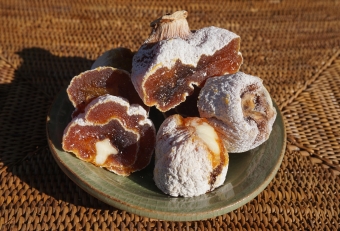 枯露柿（ころがき）は、晩秋～冬の寒い時期に作られる飴色の干し柿である。同じ干し柿でも水分が50％で柔らかいものは「あんぽ柿」、水分が25％で甘味成分が結晶化し白い粉が吹いているのを枯露柿と呼ばれる。食べれるのは１２月下旬頃～１月下旬頃まで、まさに真冬に味わえる天然の極上スイーツといえる。