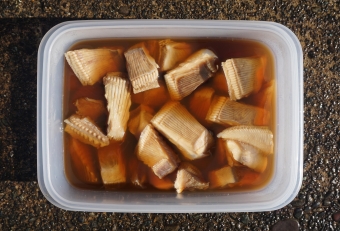 つくり方はカンタン、エイをぶつ切りにし、砂糖、醤油、酒、みりんで煮るだけ。冷めるとコラーゲンがかたまり「煮こごり」になる。身だけでなく軟骨も一緒に食べられるのがウレシイ。