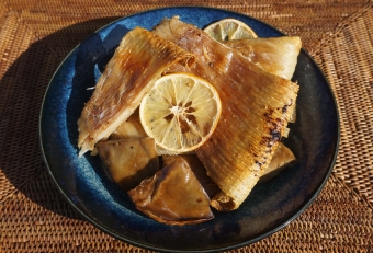 塩コショウを振って、オリーブオイルをたっぷりかけてオーブンで焼くだけ（１８０℃／４０分）。エイヒレの香ばしいパリパリ感、エンガワ筋肉のプリプリ感、軟骨のコリコリ感、１度に３度おいしい絶品がここにあり！肝も一緒に焼くと不思議なことに、エイ肝の風味がなくなり、イカ肝にそっくりな風味になったのには驚いた。エイ肝の旨さを直で味わいたいなら生で食べた方がよいかもしれない。