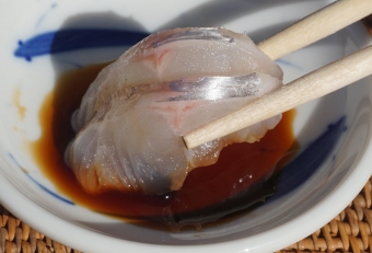 身には脂がのり、旨みと甘味があり非常に美味い。血合い骨はとても硬いので、骨時抜きは怠ることなくシッカリ除去するとよい。