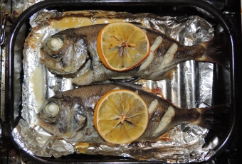 身は特にクセもなく美味しく食べられる。若干小骨の多い魚であるが（通常、三枚おろしの際に付く血合い骨が１列なのに対して、ギンメダイは２列になっている）、この小サイズであれば、さほど気にしなくてもよいだろう。水分が多い魚なので、時間をかけて焼き枯らすのがよい（干物などにしても美味しく食べられる）。