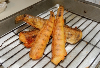 トラギスはやはり揚物にするのが一番美味しい。身が分厚く食べ応えがあるのが嬉しい。ただ「頭」「背骨」「ヒレ」は意外と硬いので、それらを避けながら食べるのがよいだろう。