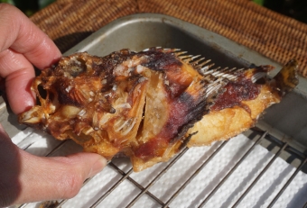 身は揚げても硬くならず非常に美味しい。ただ頭が大きく可食部が少ないのが欠点だが、それゆえに取れる肉は貴重でご馳走に値する。