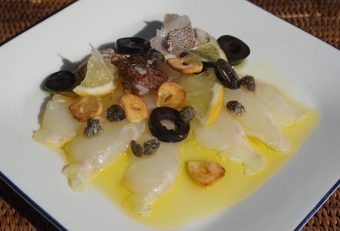 ハナミノカサゴに関しては、たとえ新鮮であっても身が白濁してて若干水っぽいのが特徴。あまり美味しそうには見えないが、カサゴの仲間だけあって味はよい（甘さと旨さを感じる）。