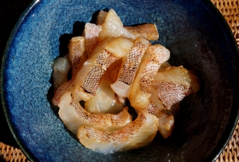 皮は色目がよくシッカリしているので、皮引きせずにそのまま活用するとよい。さっと湯引きすれば身が引締まり、ゴマ油＆醤油で軽くあえたらとても旨い。