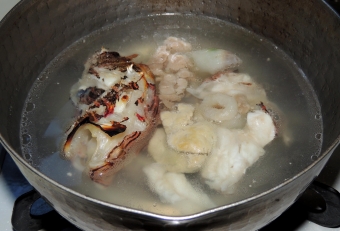 腹を割いたらビックリ、内臓脂肪を多く含んでおり、肝、胃袋、浮袋も美味しいので、そのまま汁の具材にするとよい。ミノカサゴを惜しみなく使ったアラ汁が完成。